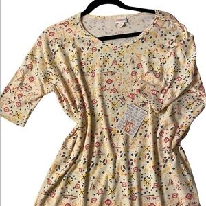 NWT LuLaRoe Irma top a loose, knit "high-low" tunic w/
fitted mid-length sleeves